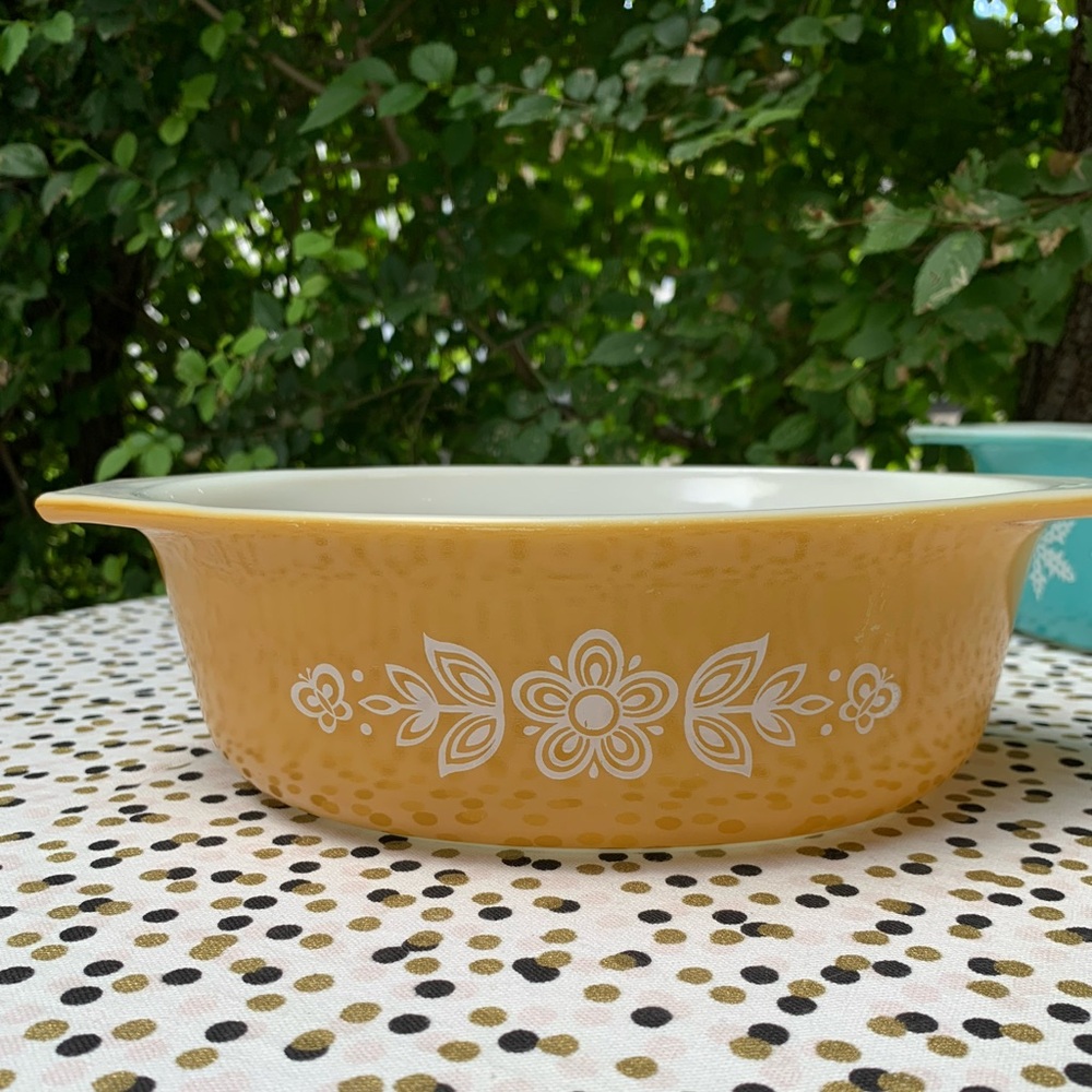 Pyrex 1.5qt Butterfly Gold Serving Dish
